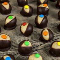 Monster Eye Buckeyes | www.spachethespatula.com #recipe