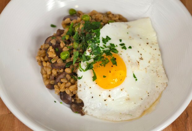 Wheat Berry Risotto with Mushrooms and Peas Topped with an Egg | www.spachethespatula.com #recipe