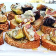 Roasted Fig Crostinis with Honey and Blue Cheese | www.spachethespatula.com #recipe