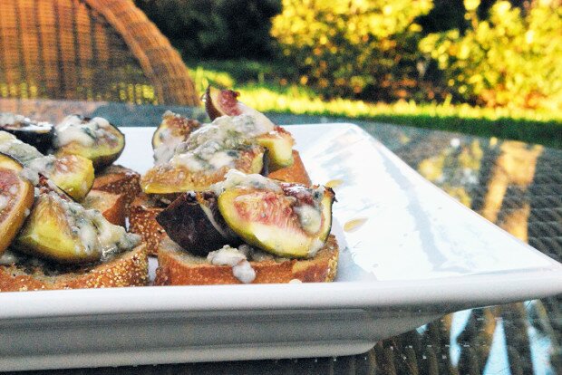 Roasted Fig Crostinis with Honey and Blue Cheese | www.spachethespatula.com #recipe