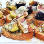 Roasted Fig Crostinis with Honey and Blue Cheese | www.spachethespatula.com #recipe