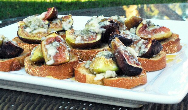 Roasted Fig Crostinis with Honey and Blue Cheese | www.spachethespatula.com #recipe