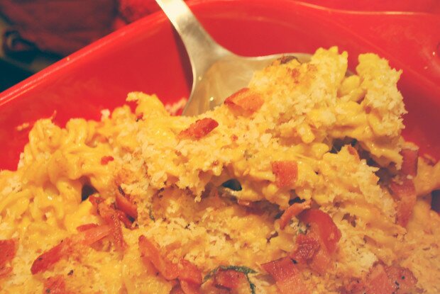 Pumpkin Mac & Cheese with Bacon | www.spachethespatula.com #recipe