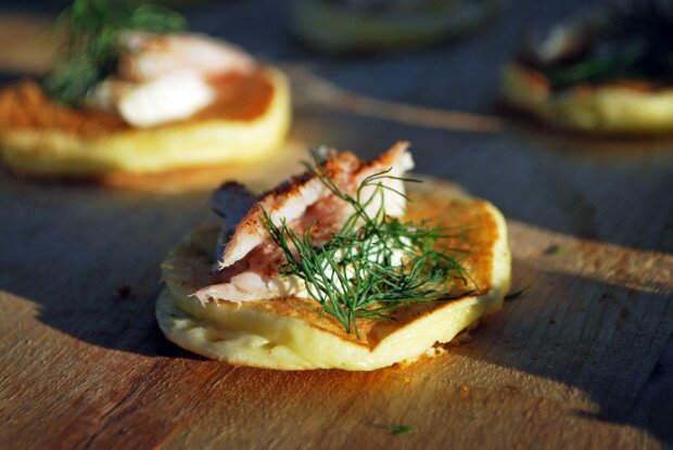 Smoked Whitefish Blinis | www.spachethespatula.com #recipe