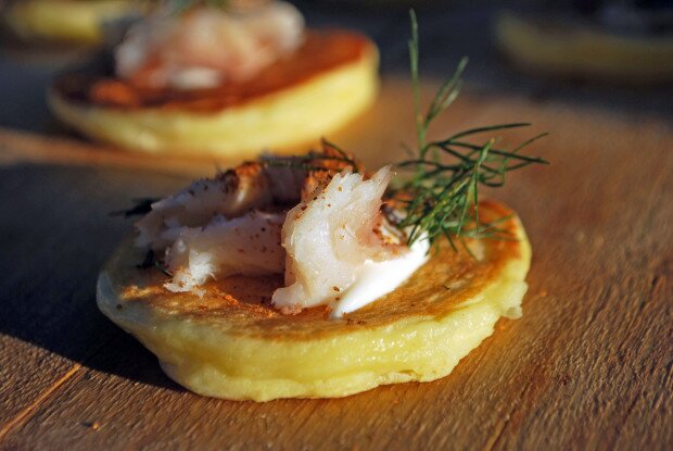 Smoked Whitefish Blinis | www.spachethespatula.com #recipe