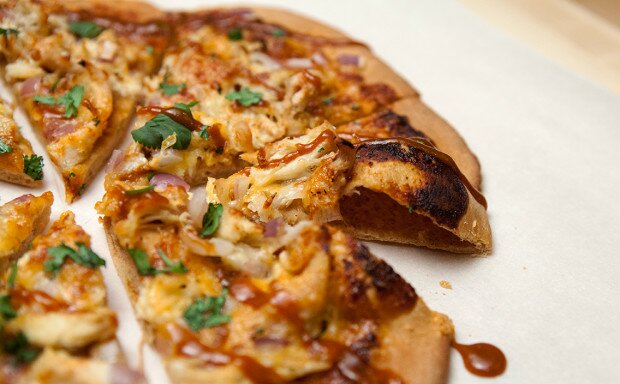 BBQ Chicken & Cheddar Pizza | www.spachethespatula.com #recipe