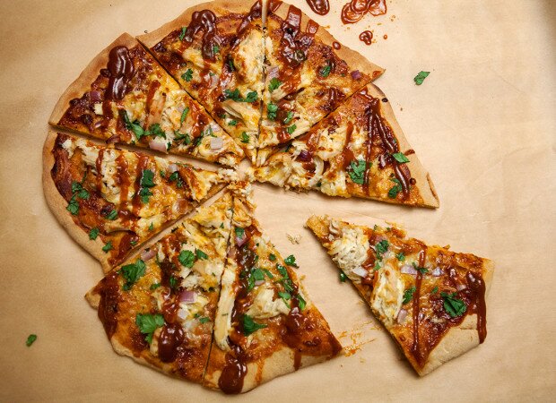 BBQ Chicken & Cheddar Pizza | www.spachethespatula.com #recipe