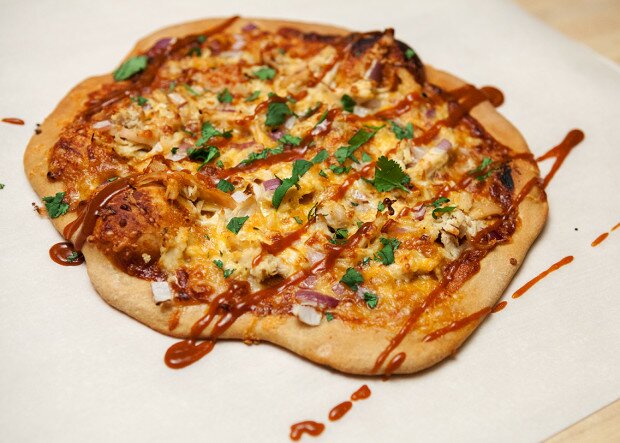 BBQ Chicken & Cheddar Pizza | www.spachethespatula.com #recipe