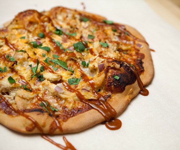 BBQ Chicken & Cheddar Pizza | www.spachethespatula.com #recipe