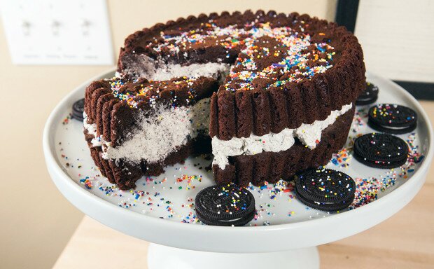 Giant Oreo Cake | www.spachethespatula.com #recipe