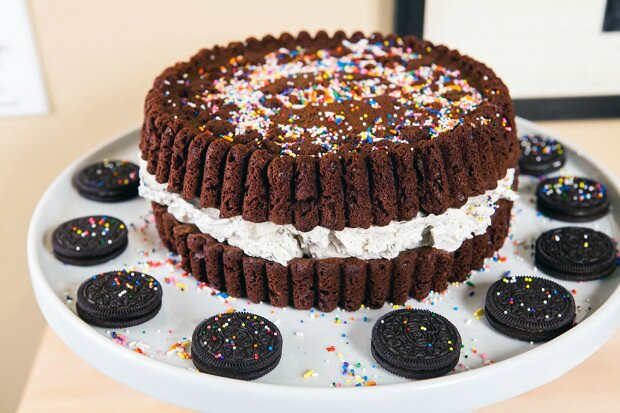 Giant Oreo Cake | www.spachethespatula.com #recipe