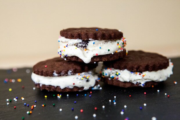 Oreo Ice Cream Sandwiches | www.spachethespatula.com #recipe