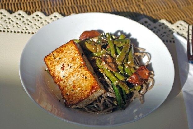 Soba Noodles with Miso-Glazed Tofu and Veggies | www.spachethespatula.com #recipe #vegan