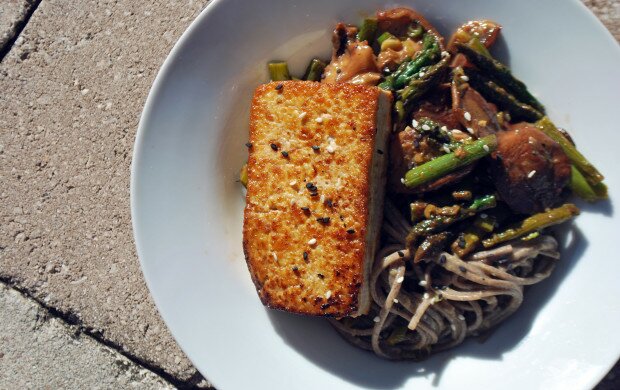 Soba Noodles with Miso-Glazed Tofu and Veggies | www.spachethespatula.com #recipe #vegan