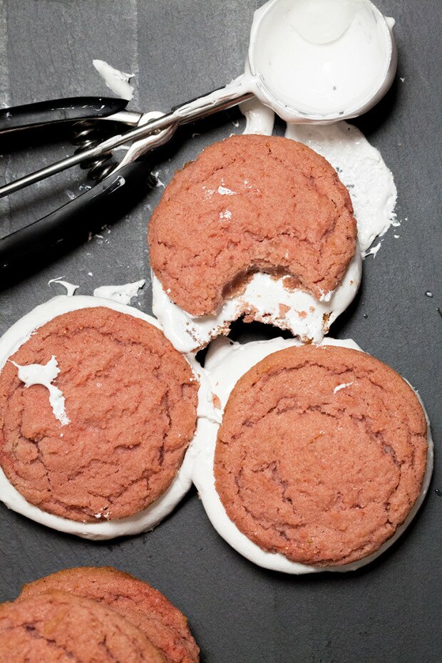 Strawberries & Cream Cookie Sandwiches | www.spachethespatula.com #recipe