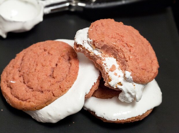 Strawberries & Cream Cookie Sandwiches | www.spachethespatula.com #recipe