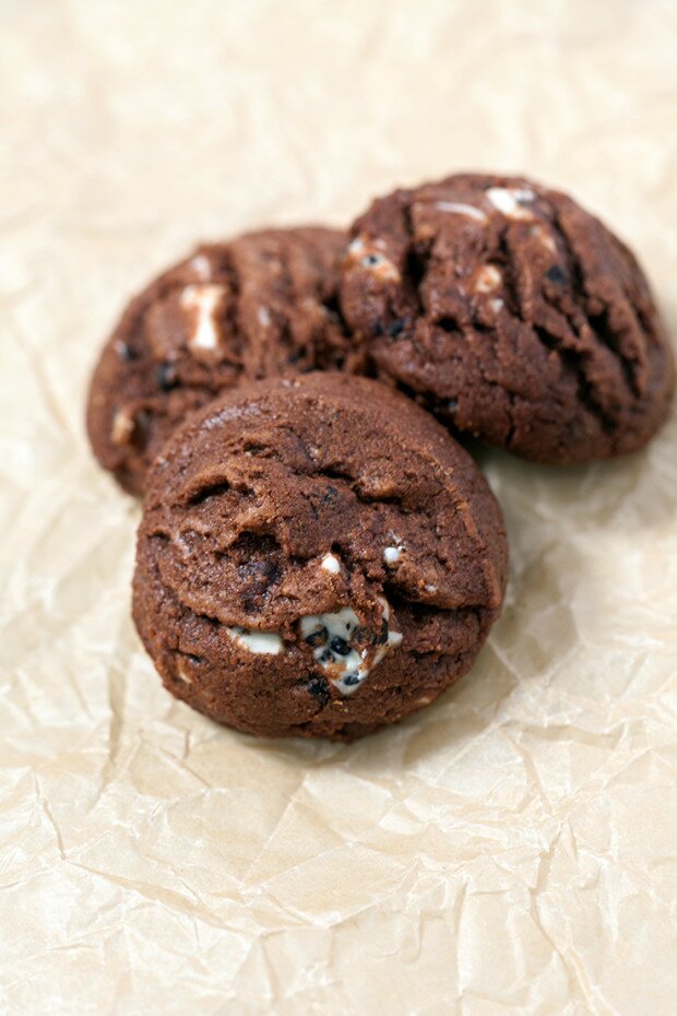 Chocolate Cookies N' Cream Cookies | www.spachethespatula.com #recipe