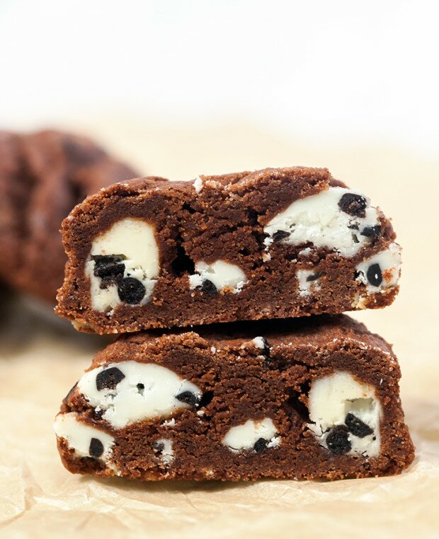 Chocolate Cookies N' Cream Cookies | www.spachethespatula.com #recipe