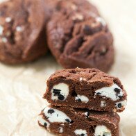 Chocolate Cookies N' Cream Cookies | www.spachethespatula.com #recipe