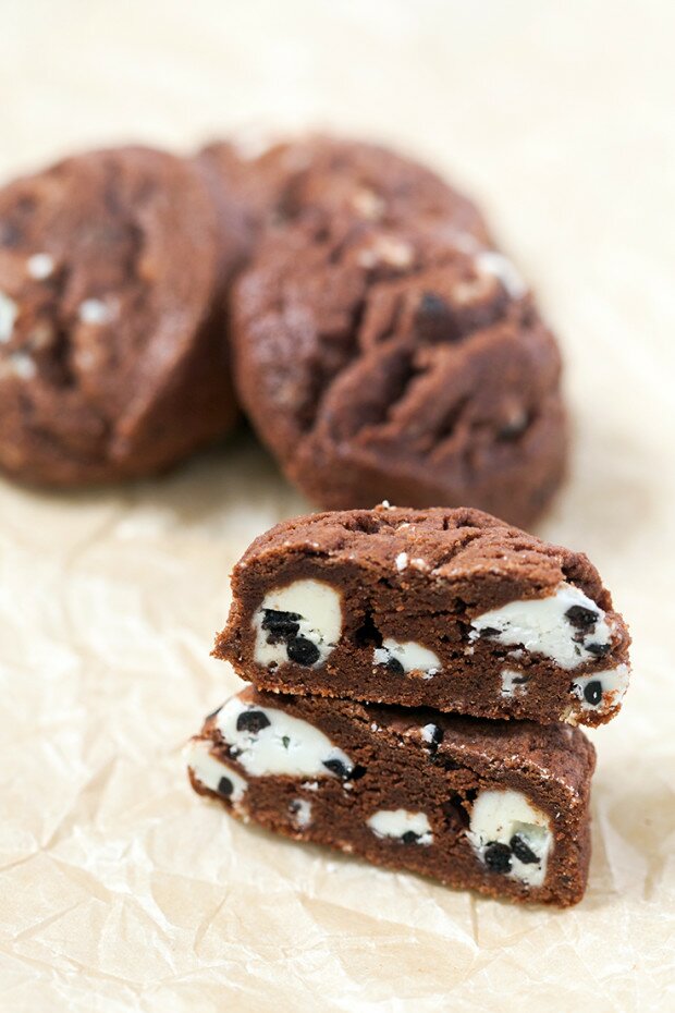 Chocolate Cookies N' Cream Cookies | www.spachethespatula.com #recipe