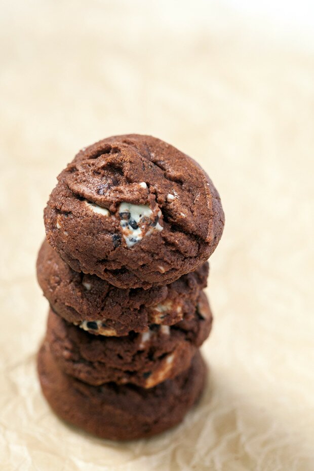 Chocolate Cookies N' Cream Cookies | www.spachethespatula.com #recipe