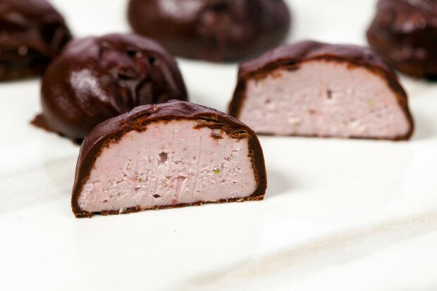 Strawberry-Coconut Truffles | www.spachethespatula.com #recipe