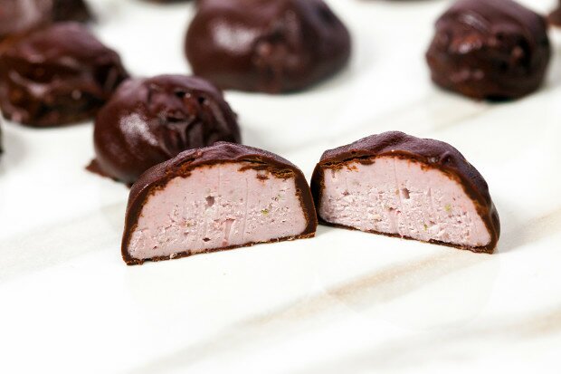 Strawberry-Coconut Truffles | www.spachethespatula.com #recipe