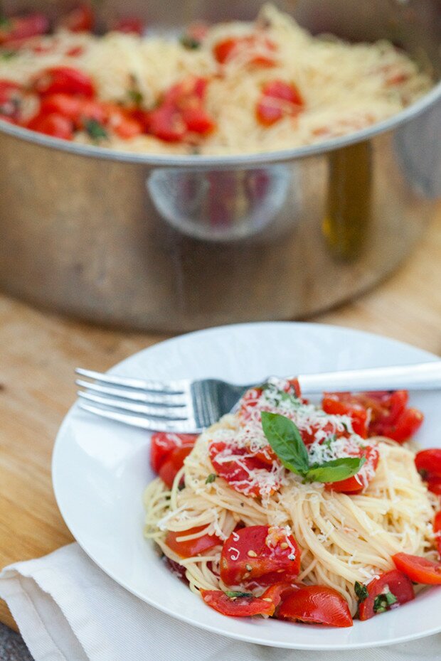 Angel Hair Pasta with Fresh Garlic Tomato Sauce | www.spachethespatula.com #recipe