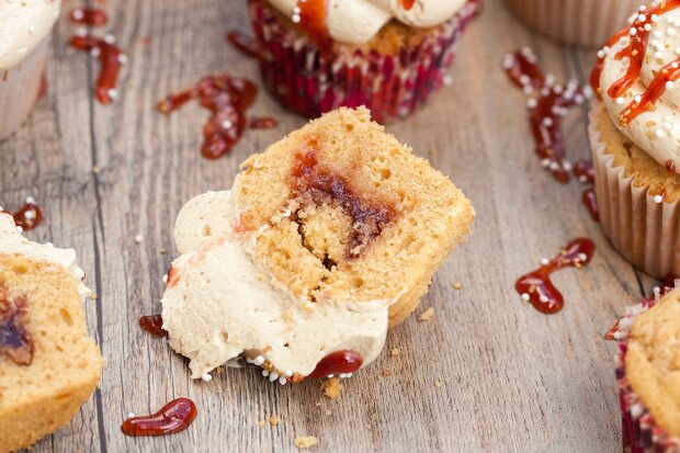 PB&J Cupcakes | www.spachethespatula.com #recipe