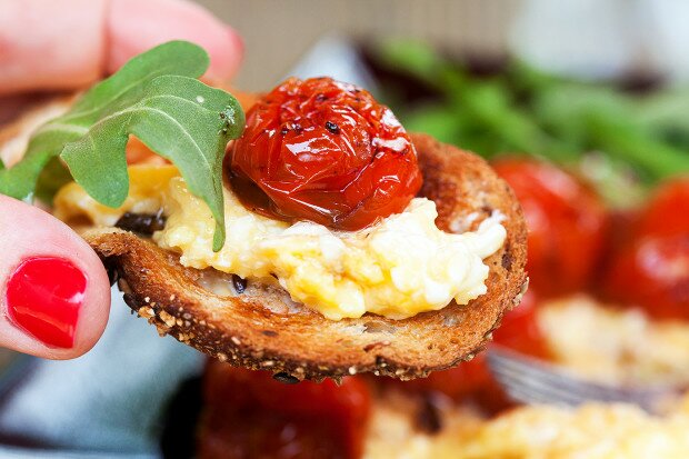 Roasted Tomatoes with Scrambled Eggs and Arugula | www.spachethespatula.com #recipe