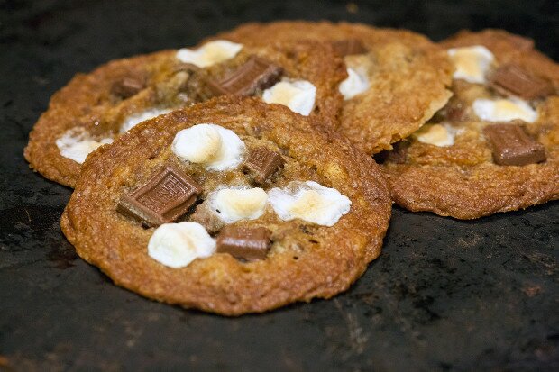 S'mores Cookies | www.spachethespatula.com #recipe