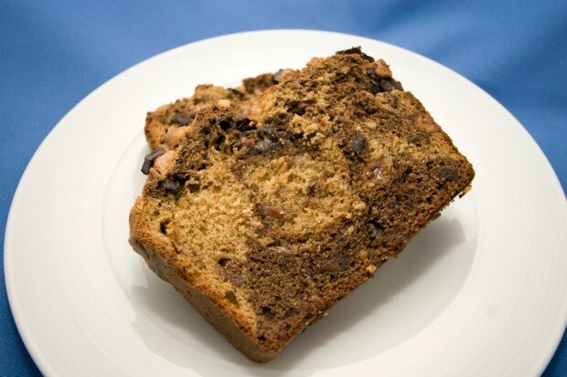 Dark Chocolate Peanut Butter Banana Bread | www.spachethespatula.com