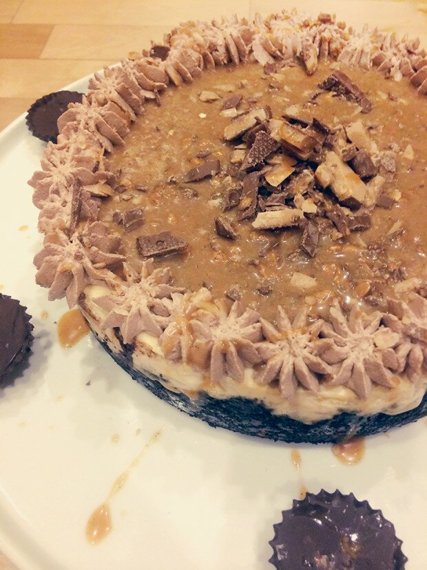 Chocolate Toffee Caramel Cheesecake | www.spachethespatula.com #recipe