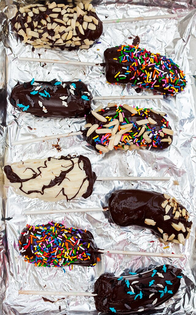 Frozen Chocolate-Covered Banana Pops | www.spachethespatula.com #recipe