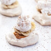 Mini Banoffee Pavlovas | www.spachethespatula.com #recipe