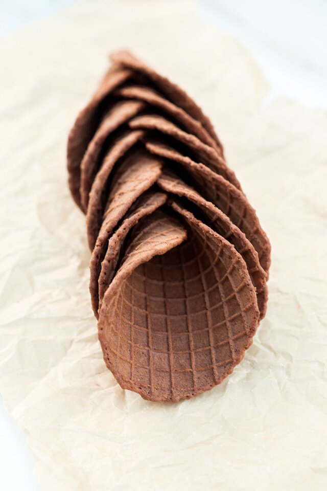 Fluffy Peanut Butter and Honey Ice Cream with Chocolate Waffle Cones | www.spachethespatula.com #recipe