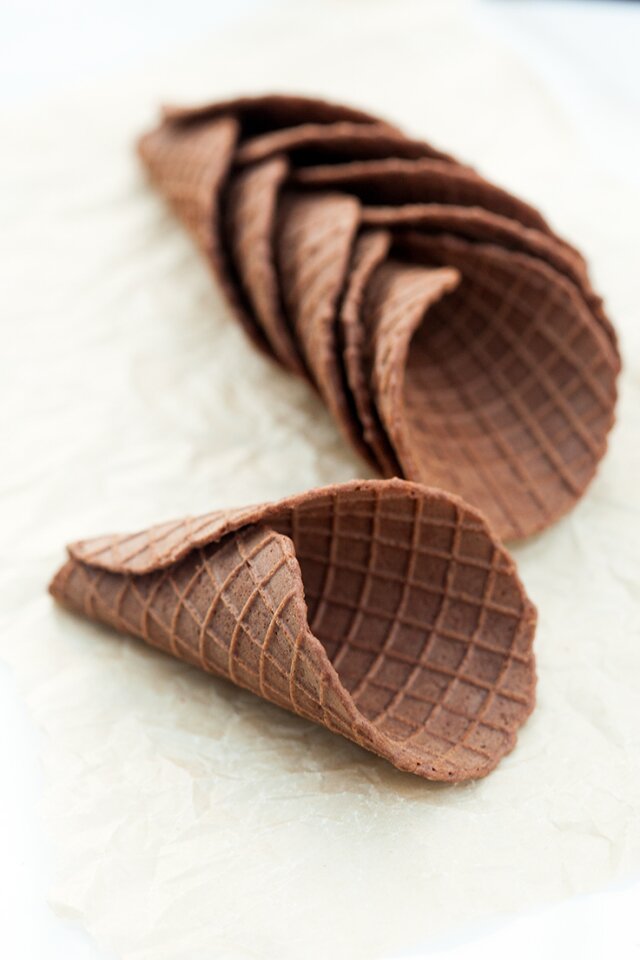 Fluffy Peanut Butter and Honey Ice Cream with Chocolate Waffle Cones | www.spachethespatula.com #recipe