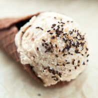 Fluffy Peanut Butter and Honey Ice Cream with Chocolate Waffle Cones | www.spachethespatula.com #recipe