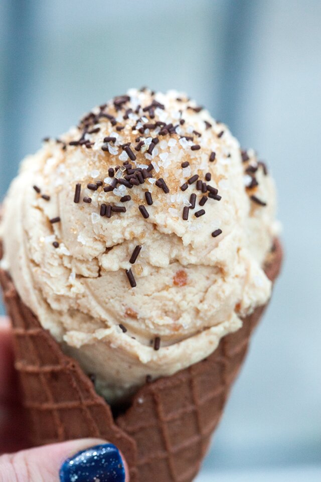 Fluffy Peanut Butter and Honey Ice Cream with Chocolate Waffle Cones | www.spachethespatula.com #recipe