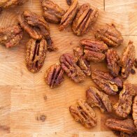 Spiced Pumpkin Pecans: super crunchy, and contain real pumpkin! | www.spachethespatula.com