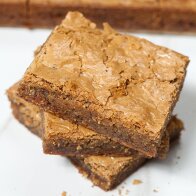 A flakey top and ooey-gooey inside make these caramely blondies totally irresistible! | www.spachethespatula.com