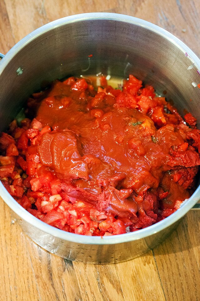 This is the best homemade salsa I've had, and it's super easy, and perfect for canning! | www.spachethespatula.com #recipe