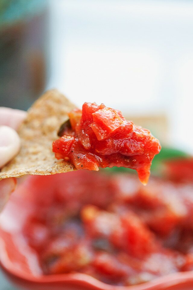 This is the best homemade salsa I've had, and it's super easy, and perfect for canning! | www.spachethespatula.com #recipe