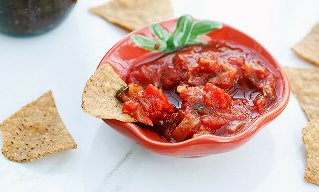 This is the best homemade salsa I've had, and it's super easy, and perfect for canning! | www.spachethespatula.com #recipe