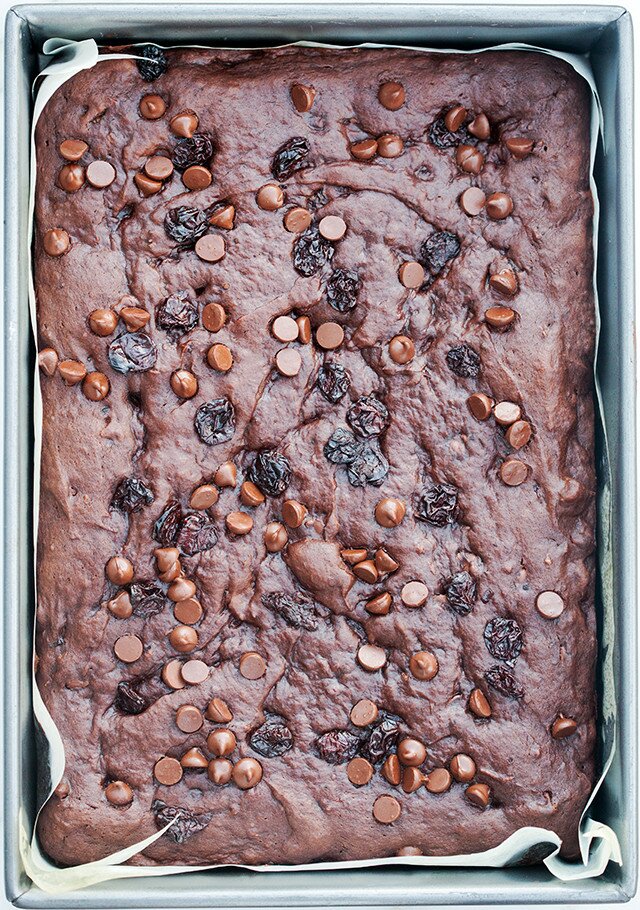 These chocolate-y little numbers are banana bread in bar form, studded with dried cherries and chocolate chips. They're super easy to make, and simple to make vegan! | www.spachethespatula.com #recipe