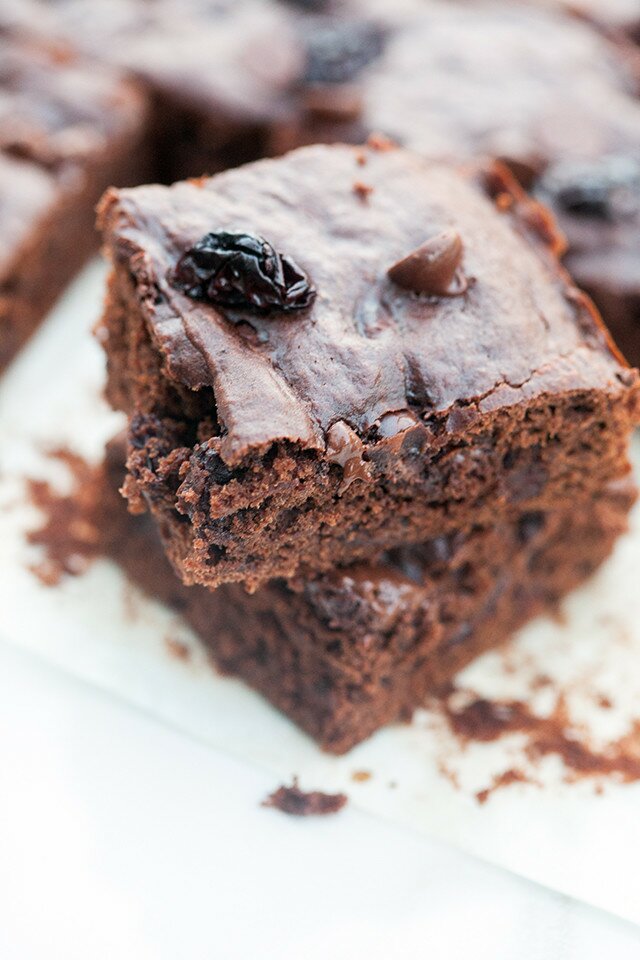 These chocolate-y little numbers are banana bread in bar form, studded with dried cherries and chocolate chips. They're super easy to make, and simple to make vegan! | www.spachethespatula.com #recipe