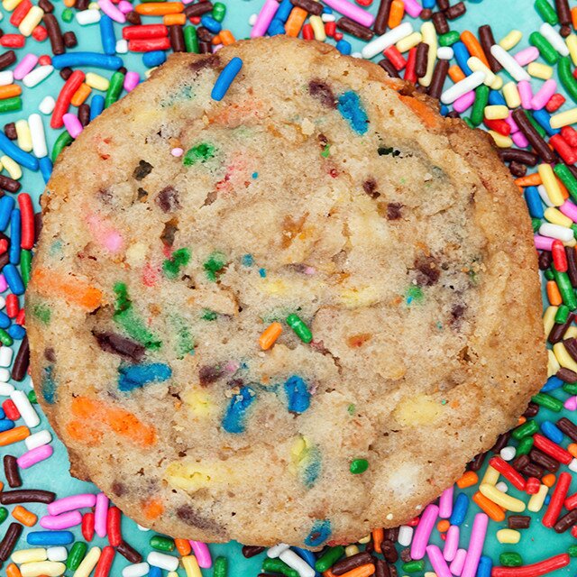 These Momofuku Milk Bar-Inspired cookies are stuffed with sprinkles and a Frosted Flake crunch! | www.spachethespatula.com #recipe