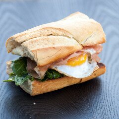 This a perfect simple, breakfast-y sandwich that you can eat anytime of day, and prepare in less than 10 minutes! | www.spachethespatula.com #recipe