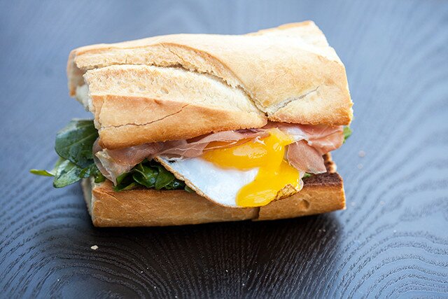 This a perfect simple, breakfast-y sandwich that you can eat anytime of day, and prepare in less than 10 minutes! | www.spachethespatula.com #recipe