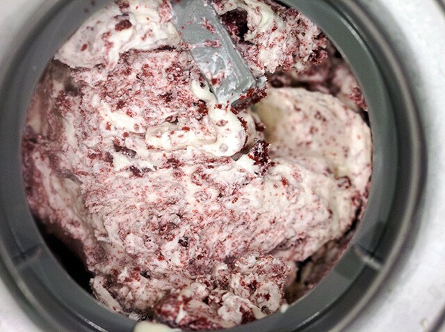 This ice cream is chock-full of red velvet cake crumbles churned into a creamy cheesecake-y base that mimics cream cheese frosting. It's divine. | www.spachethespatula.com #recipe